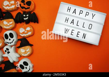 Draufsicht Happy Halloween Wort in Light Box Flat Lay Stockfoto