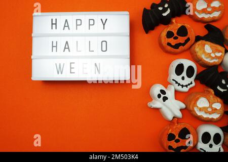 Draufsicht Happy Halloween Wort in Light Box Flat Lay Stockfoto