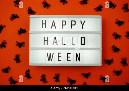Draufsicht Happy Halloween Wort in Light Box Flat Lay Stockfoto