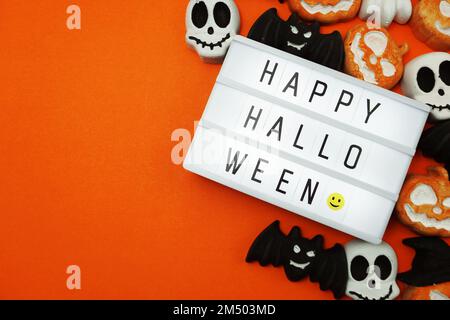 Draufsicht Happy Halloween Wort in Light Box Flat Lay Stockfoto