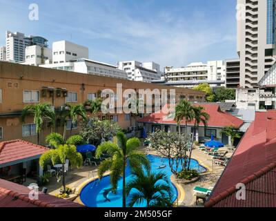 Pattaya, Thailand - 11. November 2022: Der Blick vom Balkon auf die Sabai Lodge, ein Luxushotel mit Swimmingpool in Pattaya Allee 2, Cho Stockfoto