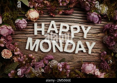 Happy Monday Alphabet Buchstaben mit LED-Baumwollkugeln dekorieren auf Holzhintergrund Stockfoto