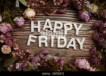 Happy Friday Alphabet Buchstaben mit LED-Baumwollkugeln dekorieren auf Holzhintergrund Stockfoto