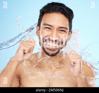 Zahn, Zahnseide und Wasserspritzer mit dem Menschen im Porträt für Hygiene, Reinigung und Mundpflege vor Studiohintergrund. Zähne bleichen, sauber Stockfoto