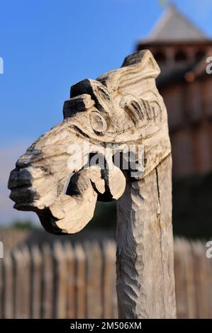 Hölzerne Figur eines Drachen im Kopf eines Boots vor dem Hintergrund der Festung von Kievan Rus, dem Feiertag der Sommersonnenwende Stockfoto