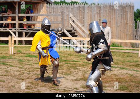 Kiew, Ukraine. 06. Juli 2013. Traditionelles Duell auf den Schwertern zweier Ritter in Rüstung, eine festliche Show am Tag der Sommersonnenwende. Stockfoto