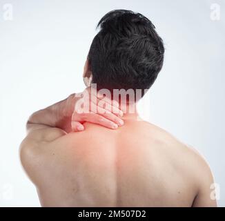 Mann, Hände oder Körper Nackenschmerzen und Leuchten auf Studiohintergrund bei Training, Training oder Training Stress, Spannung oder 3D Muskelkrisen. Verletzung, Sport Stockfoto