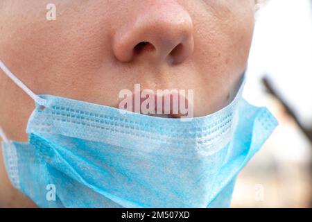 Nahaufnahme einer jungen ukrainischen Frau in einer medizinischen Maske auf ihrem Gesicht während Stockfoto