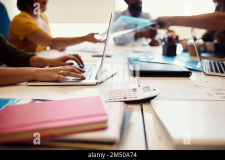 Alle Mann an Deck in diesem Büro. Unbekannte kreative Mitarbeiter, die ein Meeting in einem modernen Büro abhalten. Stockfoto