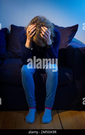 BILD GESTELLT VON MODELL Datei Foto vom 09/03/15 einer Frau, die Anzeichen von Depression zeigt, während Menschen, die mit ihrer psychischen Gesundheit kämpfen, dringend aufgefordert werden, nicht zu warten, bis die Feiertage enden, um Unterstützung zu suchen. Stockfoto
