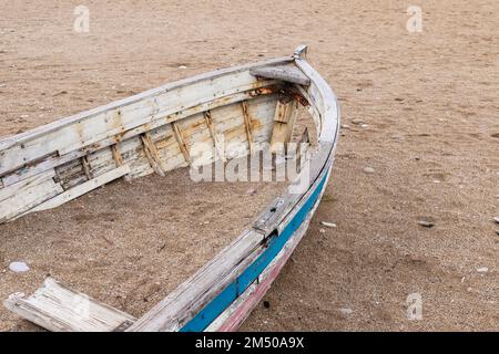 Bug eines kaputten, verlassenen Holzboots, das auf einem Strand liegt, Nahaufnahme Stockfoto