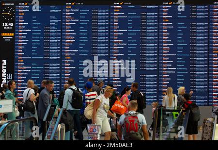 Moskau, Russland - 11. August 2021: Sheremetyevo Airport Scoreboard mit Passagieren. Stockfoto