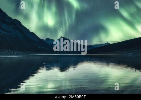 Wunderschöne Landschaft der Aurora Borealis über den Rocky Mountains im Medicine Lake im Jasper National Park, ab, Kanada Stockfoto