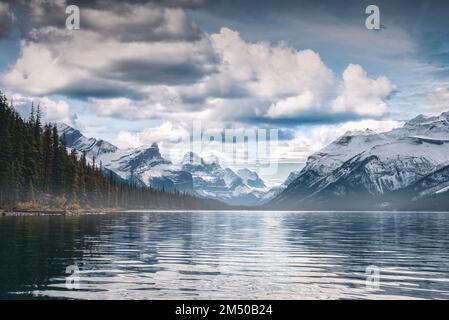 Landschaftlich reizvolle Kanufahrten mit den Kanadischen Rocky Mountains am Maligne Lake an sonnigen Tagen im Jasper National Park, ab, Kanada Stockfoto