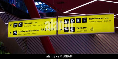 Moskau, Russland - 11. August 2021: Sheremetyevo Airport Terminal-Schild im neuen Terminal Stockfoto