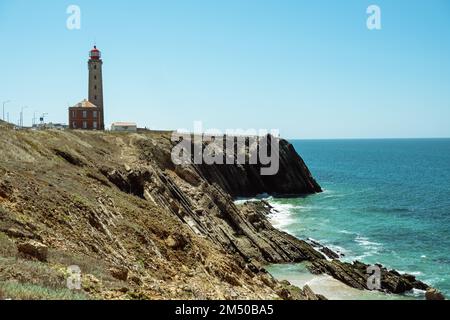 Blick auf den Leuchtturm Penedo de Sausade an der Atlantikküste Portugals. Sao Pedro de Moel, Portugal. Stockfoto