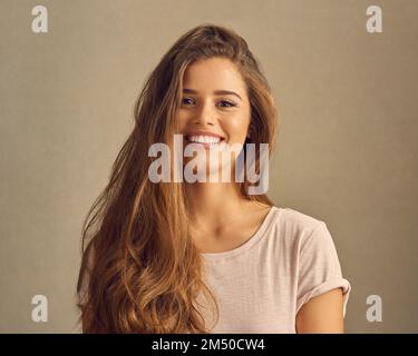 Es ist ein Herz aus Gold, das dich schön macht. Studiofoto einer schönen jungen Frau, die im Studio posiert. Stockfoto