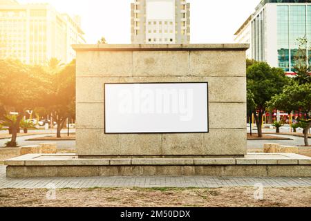 Außenwerbung kann das Profil Ihres Unternehmens erhöhen und Ergebnisse liefern. Ein leeres Poster mit Platz zum Hinzufügen Ihres eigenen Textes. Stockfoto
