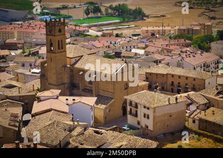Ein Blick aus der Vogelperspektive auf die Stadt Artajona in Navarre, Spanien Stockfoto