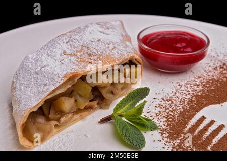 Gebackener Strudel mit Apfel, Marmelade und Minze, Nahaufnahme Stockfoto