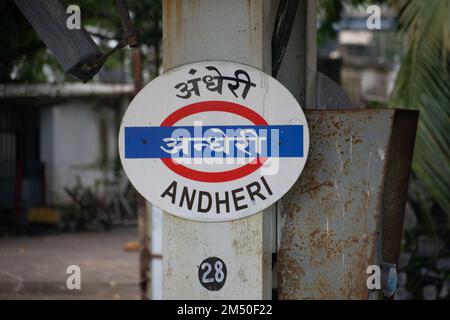 Mumbai, Indien - 26. September 2021, Bahnsteig, Namensschild am Bahnhof Andheri (westliche Eisenbahn) in Hindi, Marathi und Englisch. Stockfoto