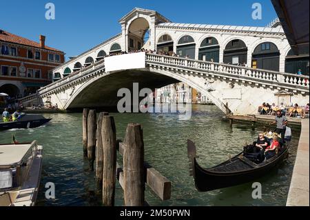 Blick auf die Rialtobrücke in Venedig, Italien Stockfoto