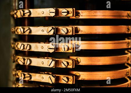 Detaildarstellung alter elektrischer Schütze aus Kupferplatten Stockfoto