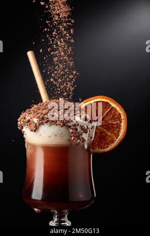 Schokoladencocktail mit Schlagsahne mit Schokoladenchips und garniert mit einer getrockneten Orangenscheibe. Speicherplatz kopieren. Stockfoto