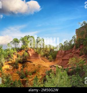 Farbenfrohe ehemalige ockerfarbene Steinbrüche im Apt-Tal, Vaucluse-Region, Frankreich Stockfoto