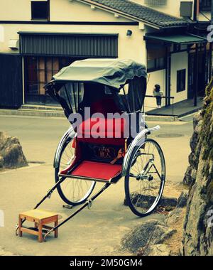 Jinrikisha ist eine japanische Rikscha, ein traditioneller Transport auf der Insel Miyajima, Itsukushima, Präfektur Hiroshima, Japan. Stockfoto