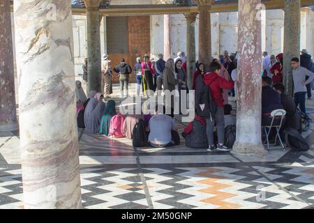 10. November 2022 Eine gemischte Gruppe von muslimischen Pilgern, bestehend aus Erwachsenen und Kindern im Kuppel der Kette auf dem Tempelberg neben dem Dom Stockfoto