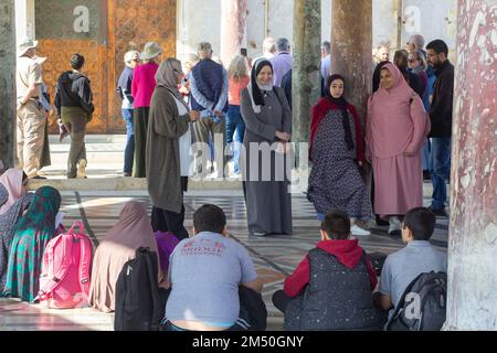 10. November 2022 Eine gemischte Gruppe von muslimischen Pilgern, bestehend aus Erwachsenen und Kindern im Kuppel der Kette auf dem Tempelberg neben dem Dom Stockfoto