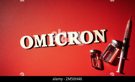 Kombination aus omicron-Wort und Corona-Wort und -Spritze Stockfoto