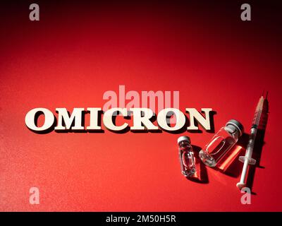 Kombination aus omicron-Wort und Corona-Wort und -Spritze Stockfoto