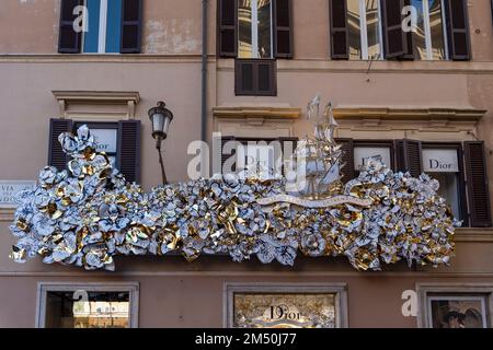 Dior-Laden in der Via Condotti Street Rom, Geschäft vor der Tür. Modeboutique. Luxuriöse Einkaufsmöglichkeiten. Weihnachten In Rom. Italien, Europa, EU. Stockfoto