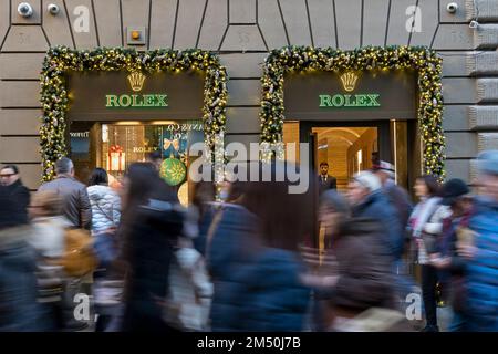 Rolex-Uhrenladen in der Via Condotti Street, Ladentür. Modeboutique. Luxuriöse Einkaufsmöglichkeiten. Weihnachten in Rom. Italien, Europa, Europäische Union EU Stockfoto