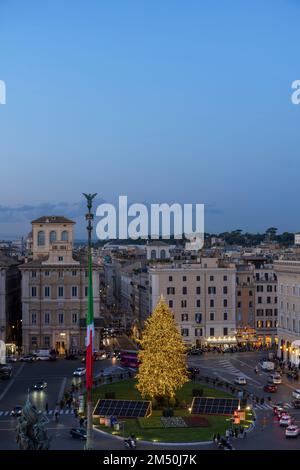 Traditioneller Weihnachtsbaum in Rom mit LED-Lichtern, die dank der Installation von Solarmodulen beleuchtet werden. Piazza Venezia, Italien, Europa, EU. Stockfoto