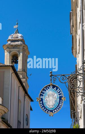 Restaurant-Schild im Vordergrund, Vignanello (Viterbo), Italien, Europa, Europäische Union, EU Stockfoto