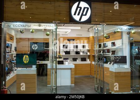 HP, Hewlett Packard Store. Schild mit HP Markenlogo über dem Eingang zum Geschäft. Minsk, Weißrussland - Februar 2022 Stockfoto