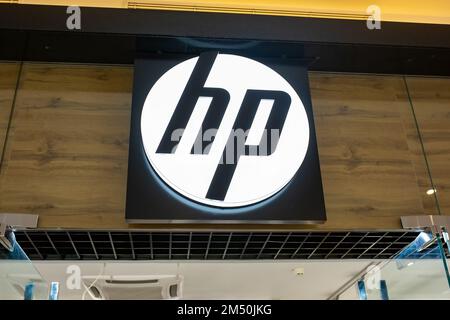 HP, Hewlett Packard Store. Schild mit HP Markenlogo über dem Eingang zum Geschäft. Minsk, Weißrussland - Februar 2022 Stockfoto