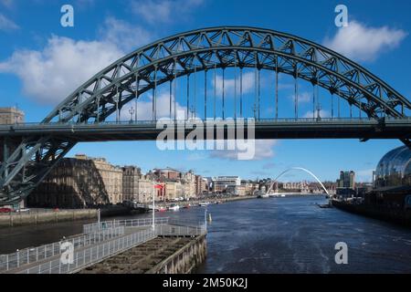 Iconic, Tyne Bridge, Verbindung, Newcastle mit Gateshead, über, Fluss Tyne. Newcastle auf Tyne, Simply, Newcastle, ist eine, Stadt, und, Metropolitan Borough, In, Tyne und Wear, England. Die Stadt befindet sich am Fluss Tyne, nördliches Ufer, und bildet den größten Teil des bebauten Gebiets von Tyneside. Newcastle ist auch die bevölkerungsreichste Stadt Nordostenglands. Nordosten, England, Englisch, GB, Großbritannien, Großbritannien, Großbritannien, Großbritannien, Großbritannien, Großbritannien, Europa, Europa Stockfoto