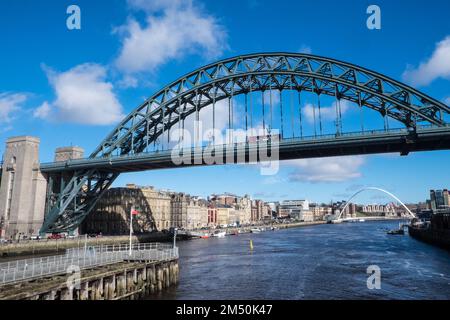 Iconic, Tyne Bridge, Verbindung, Newcastle mit Gateshead, über, Fluss Tyne. Newcastle auf Tyne, Simply, Newcastle, ist eine, Stadt, und, Metropolitan Borough, In, Tyne und Wear, England. Die Stadt befindet sich am Fluss Tyne, nördliches Ufer, und bildet den größten Teil des bebauten Gebiets von Tyneside. Newcastle ist auch die bevölkerungsreichste Stadt Nordostenglands. Nordosten, England, Englisch, GB, Großbritannien, Großbritannien, Großbritannien, Großbritannien, Großbritannien, Großbritannien, Europa, Europa Stockfoto