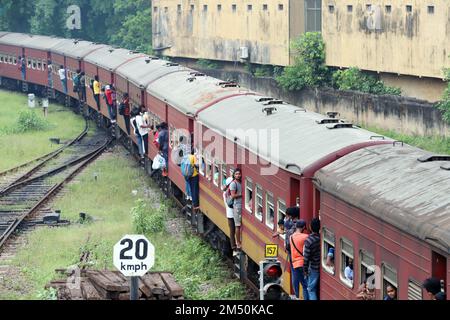 Colombo. 24. Dezember 2022. Am 24. Dezember 2022 verlässt ein Zug voller Passagiere den Bahnhof in Colombo, Sri Lanka, vor dem Weihnachtstag. Kredit: Ajith Perera/Xinhua/Alamy Live News Stockfoto