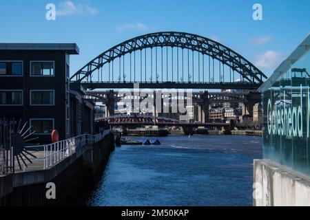 Iconic, Tyne Bridge, Verbindung, Newcastle mit Gateshead, über, Fluss Tyne. Newcastle auf Tyne, Simply, Newcastle, ist eine, Stadt, und, Metropolitan Borough, In, Tyne und Wear, England. Die Stadt befindet sich am Fluss Tyne, nördliches Ufer, und bildet den größten Teil des bebauten Gebiets von Tyneside. Newcastle ist auch die bevölkerungsreichste Stadt Nordostenglands. Nordosten, England, Englisch, GB, Großbritannien, Großbritannien, Großbritannien, Großbritannien, Großbritannien, Großbritannien, Europa, Europa Stockfoto