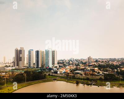 10. September 2022, Brasilien. Der Parque das Nações Indígenas in Campo Grande, der Hauptstadt von Mato Grosso do Sul, aus der Vogelperspektive Stockfoto