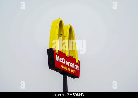 10. September 2022, Brasilien. Logo der Fast-Food-Kette McDonald's in Campo Grande, Mato Grosso do Sul Stockfoto