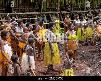 Kanu Willkommen im PEM Village in der Region Asmat in Südpapua, Indonesien Stockfoto
