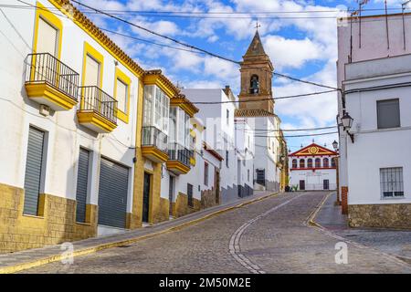 Die Straße führt zum Hauptplatz von Alcala de los Gazules, dem malerischen Dorf Cadiz. Stockfoto