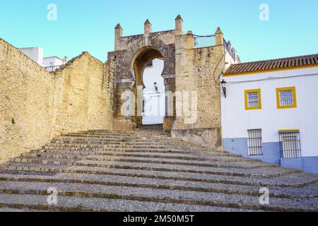 Tor zur ummauerten Stadt Medina Sidonia in der Provinz Cadiz, Spanien. Stockfoto