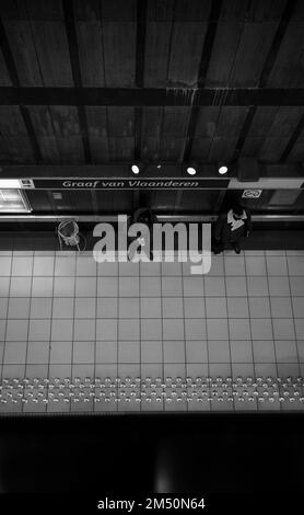 Brüssel, belgien 1/12/22: Fahrgäste auf dem Bahnsteig Stockfoto